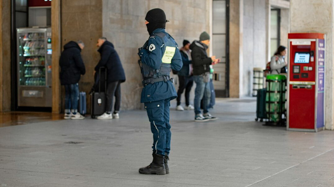 store security guard monitoring