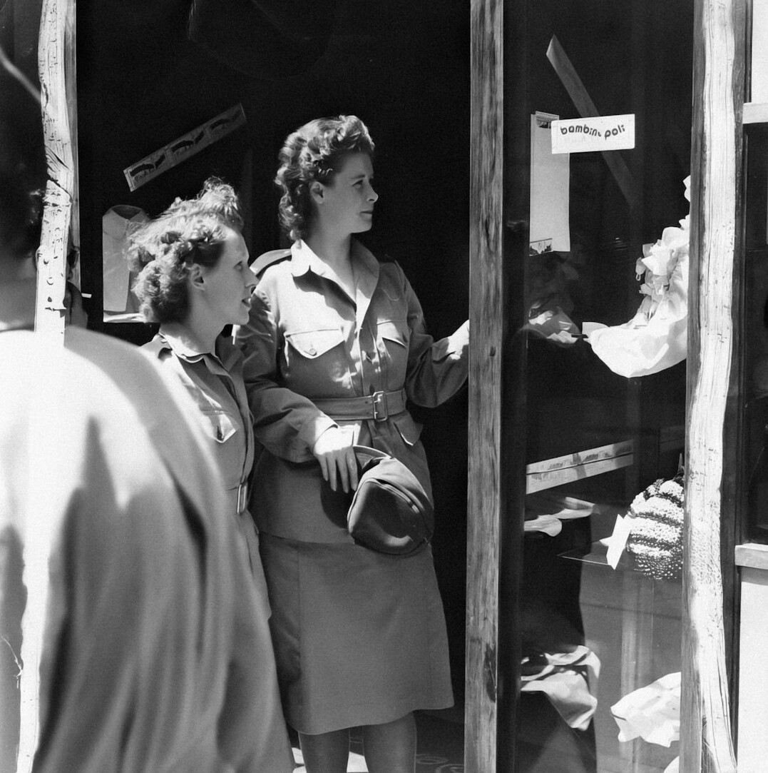 detective discussing with store staff